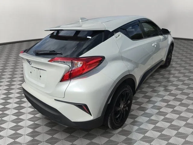2020 Toyota C-HR LE photo 4