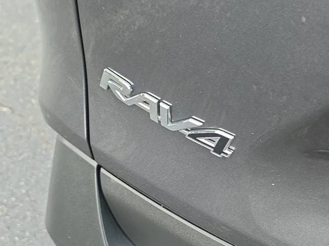 2025 Toyota RAV4 XLE photo 8