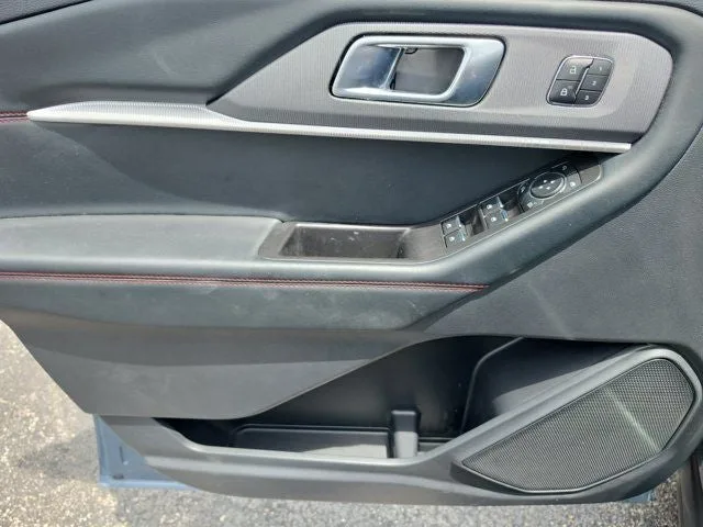 2025 Ford Explorer ST-Line photo 18