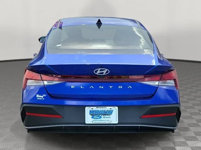 2024 Hyundai Elantra SEL photo 5