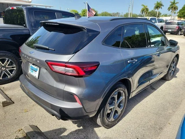 2024 Ford Escape ST-Line photo 4