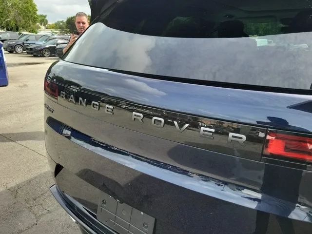 2026 Land Rover Range Rover Sport Dynamic SE photo 7