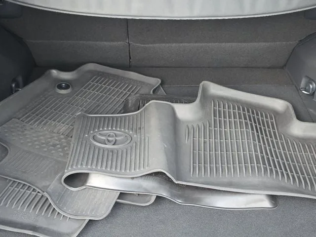 2025 Toyota RAV4 XLE photo 9