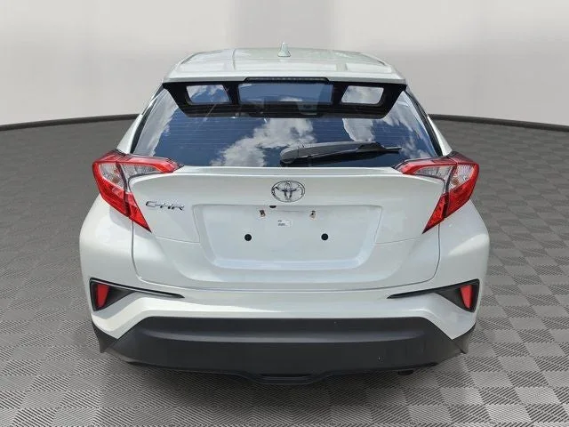2020 Toyota C-HR LE photo 6