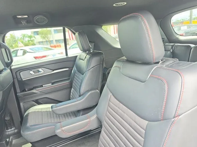 2025 Ford Explorer ST-Line photo 13