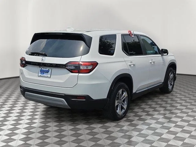 2024 Honda Pilot EX-L 7 Passenger photo 6