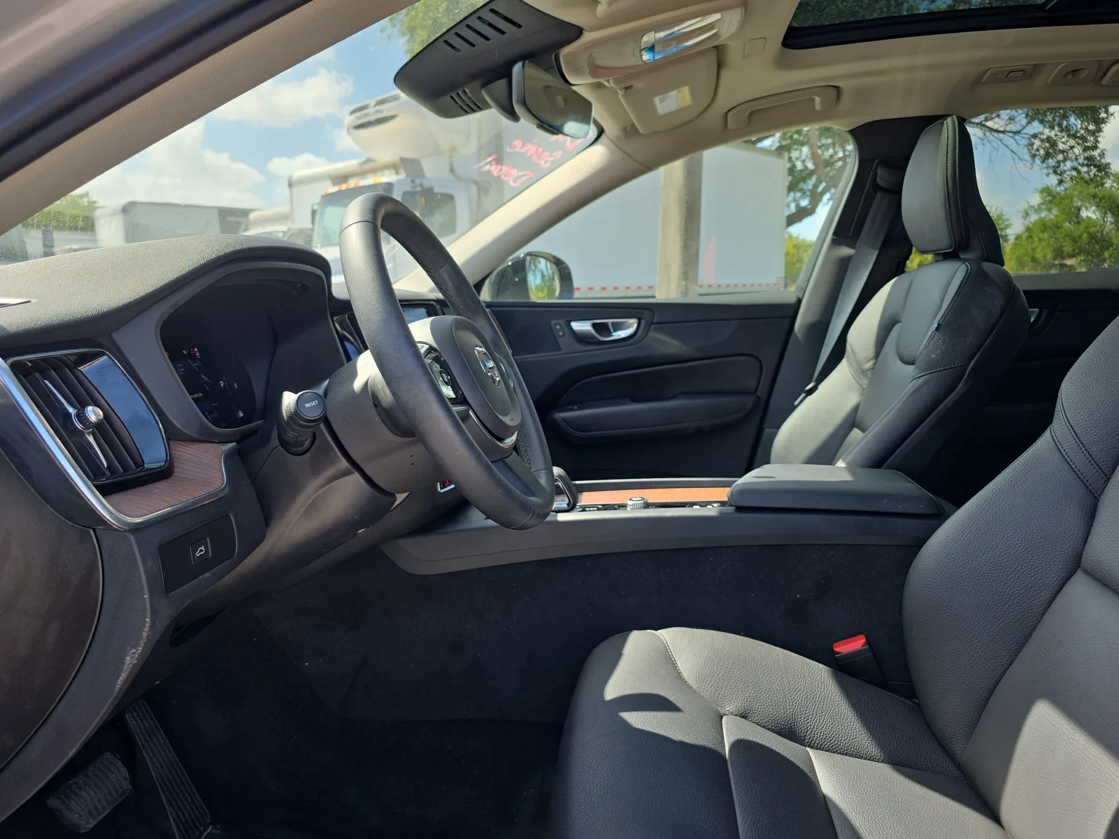 2024 Volvo XC60 Plus Dark Theme photo 24