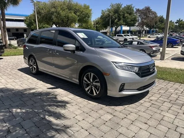 2023 Honda Odyssey Touring photo 16