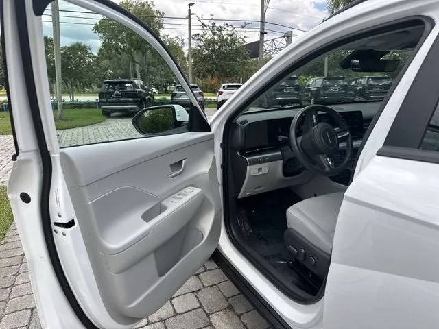 2025 Hyundai Kona SEL photo 22