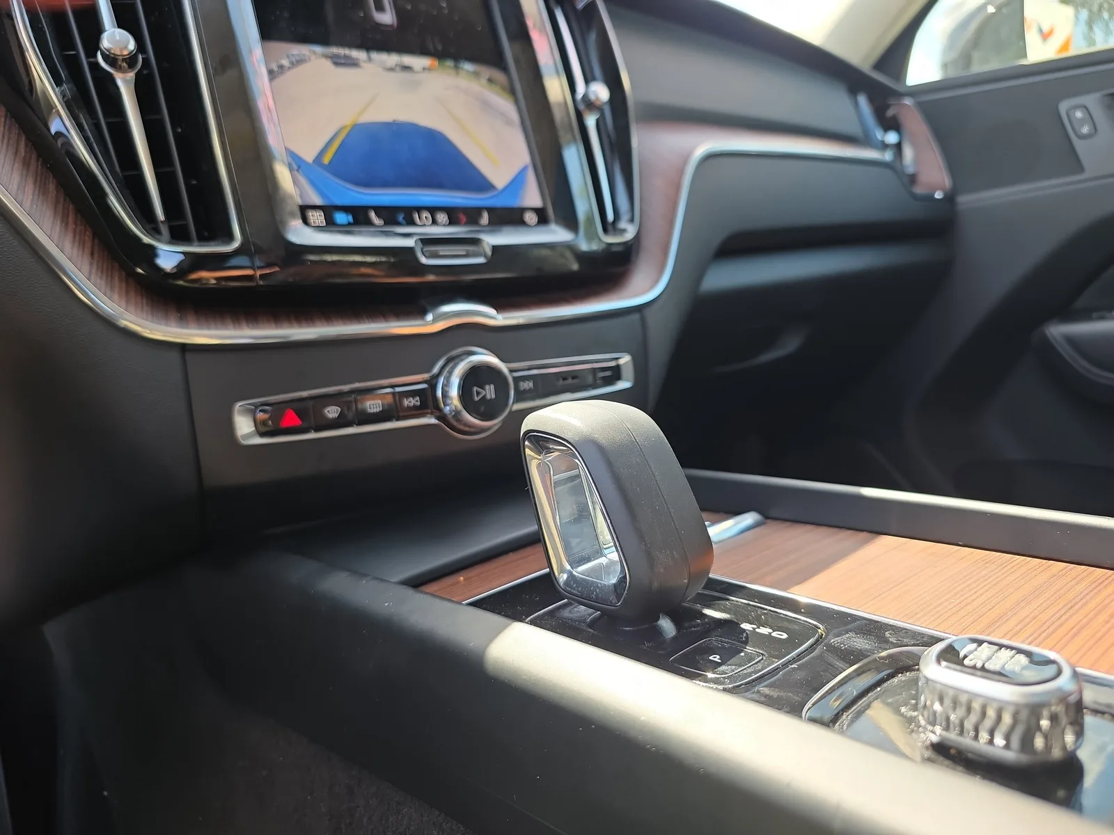 2024 Volvo XC60 Plus Dark Theme photo 32