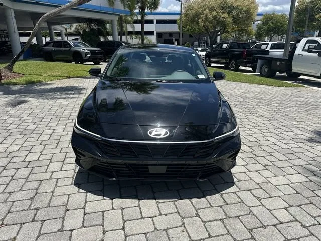 2025 Hyundai Elantra SEL Convenience photo 18