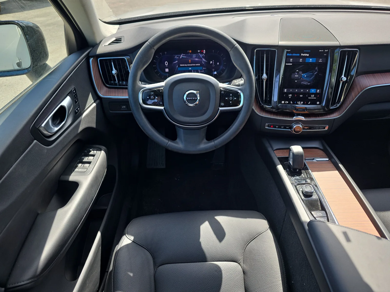2024 Volvo XC60 Plus Dark Theme photo 19