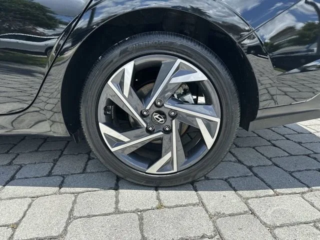 2025 Hyundai Elantra SEL Convenience photo 11
