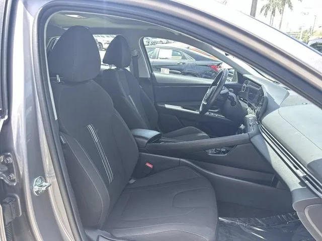 2025 Hyundai Elantra SEL Convenience photo 29