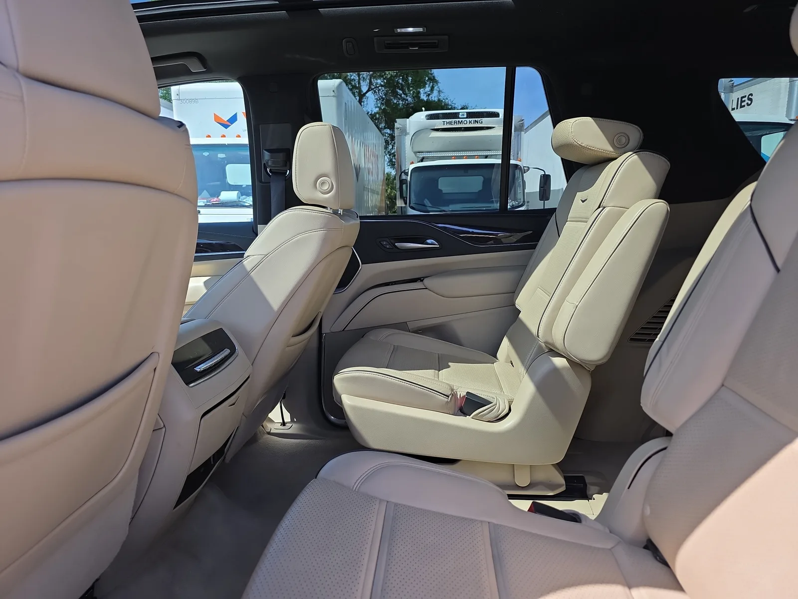 2023 Cadillac Escalade Premium Luxury photo 16