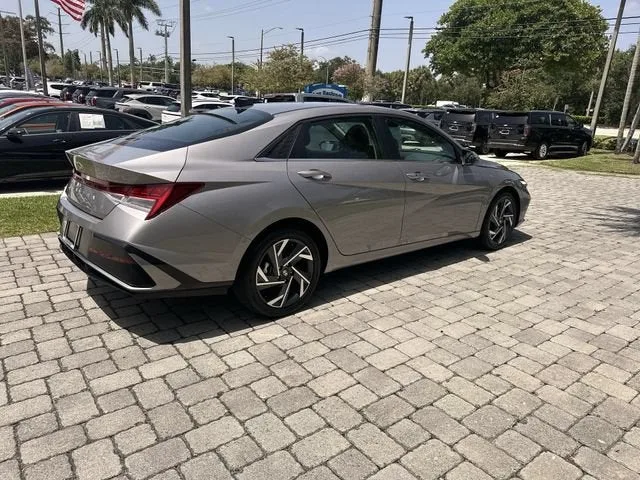 2025 Hyundai Elantra SEL Convenience photo 36