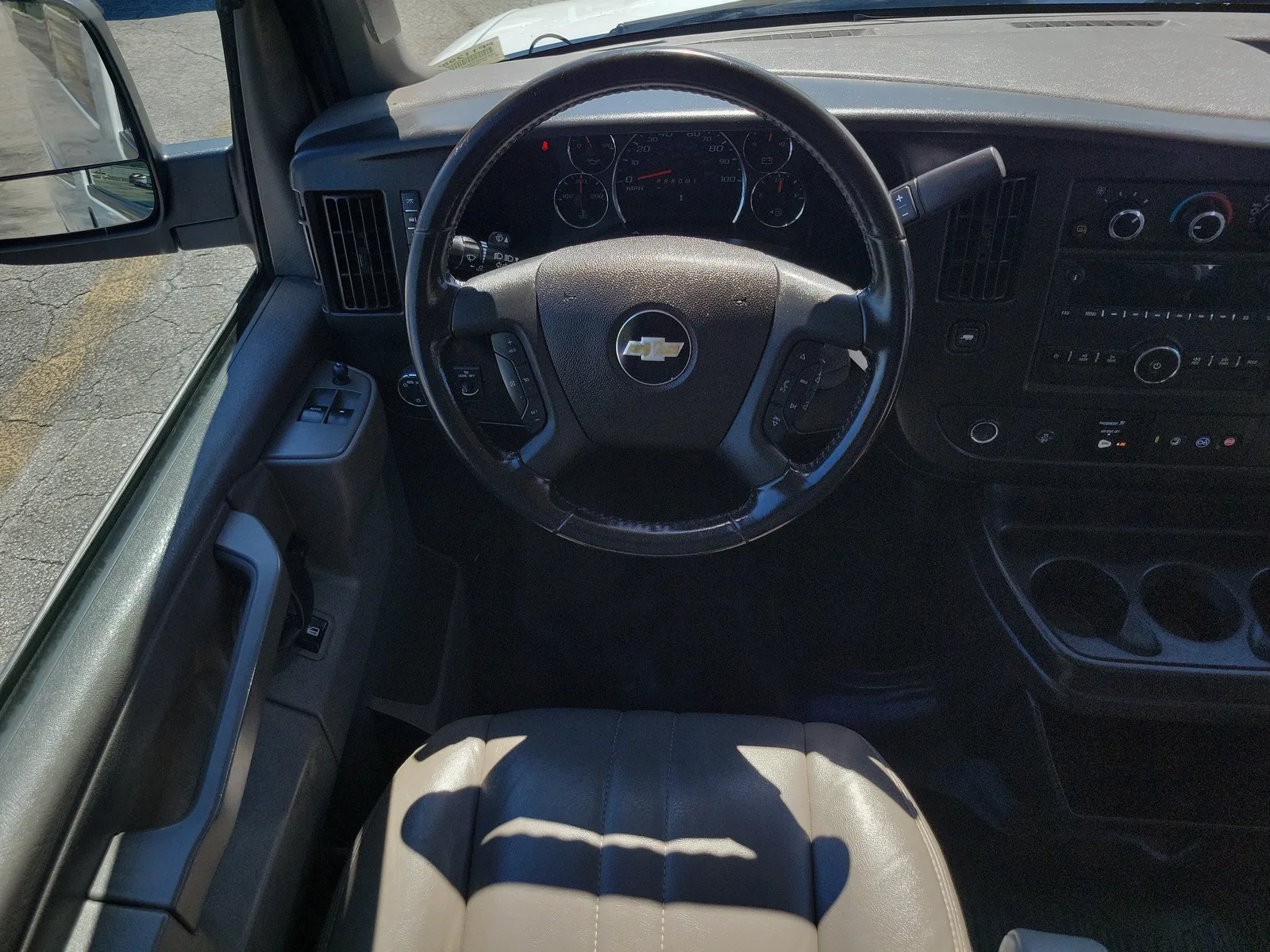 2023 Chevrolet Express Passenger 3500 1LS photo 13