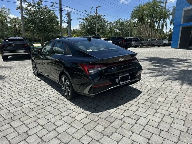 2025 Hyundai Elantra SEL Convenience photo 32