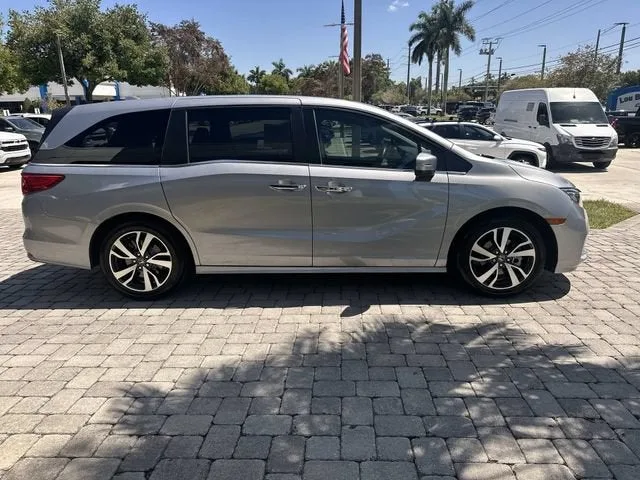 2023 Honda Odyssey Touring photo 14