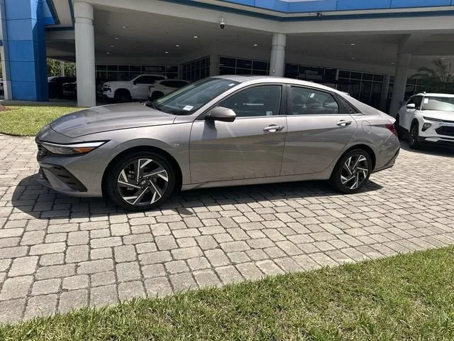 2025 Hyundai Elantra SEL Convenience photo 21