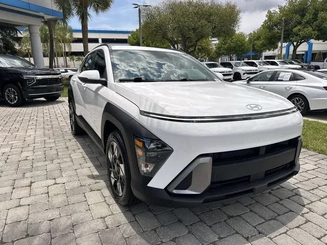 2025 Hyundai Kona SEL photo 17
