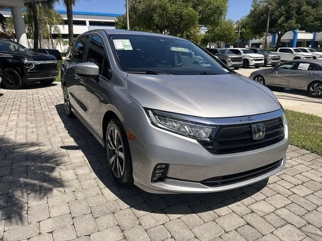 2023 Honda Odyssey Touring photo 17