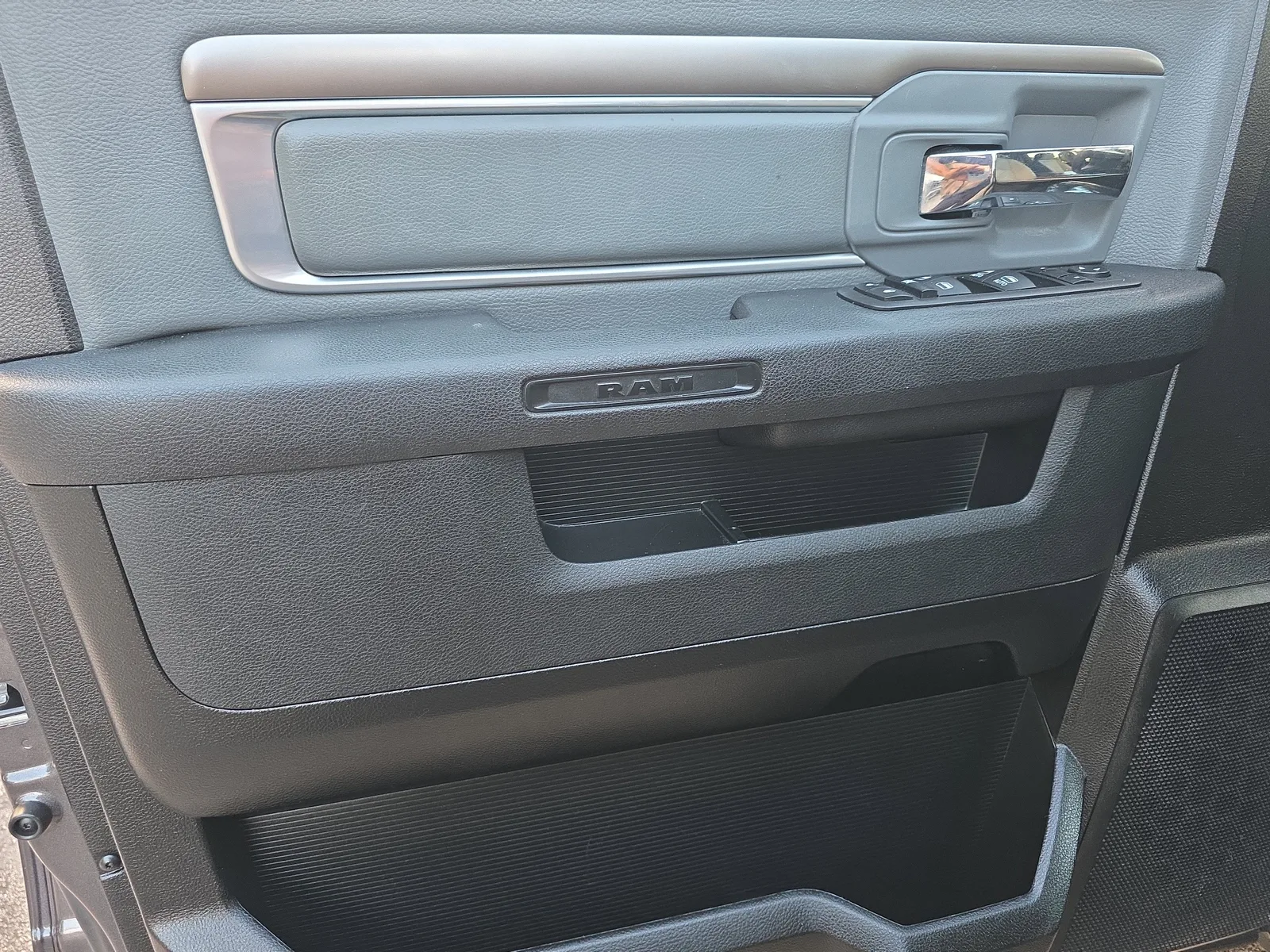 2024 RAM 1500 Classic SLT photo 21