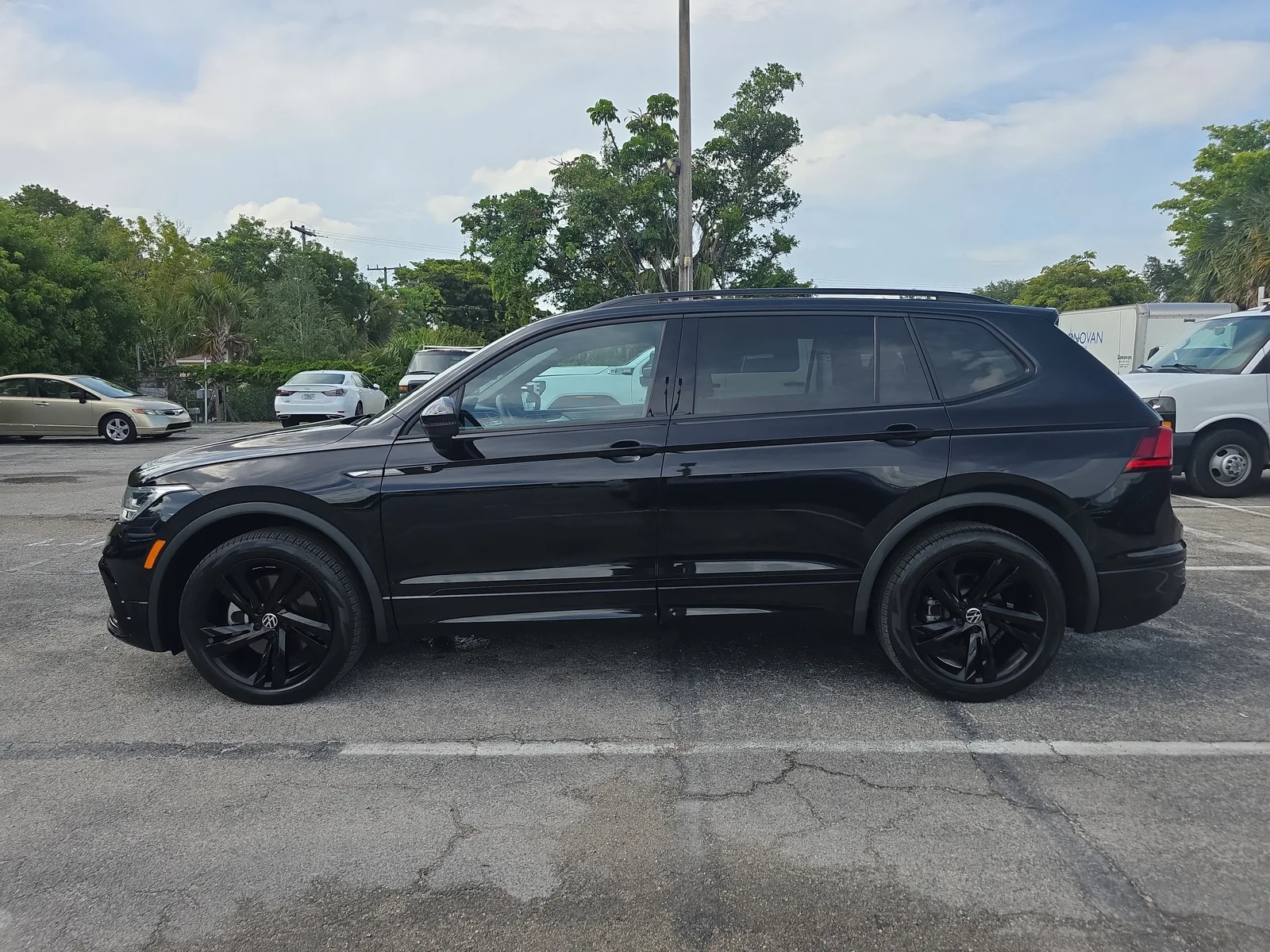 2023 Volkswagen Tiguan SE R-Line Black photo 4