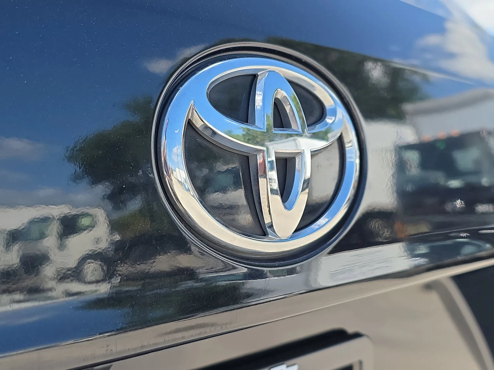 2024 Toyota Highlander LE photo 9