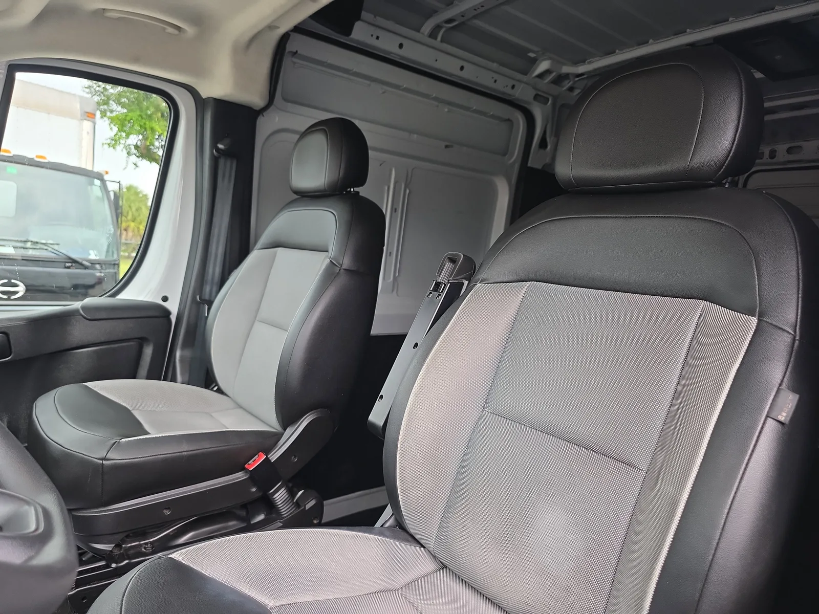 2024 RAM ProMaster Cargo Van Tradesman photo 25
