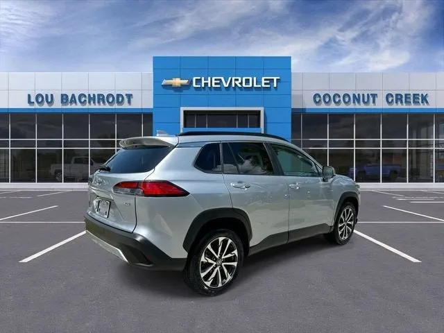 2023 Toyota Corolla Cross XLE photo 8