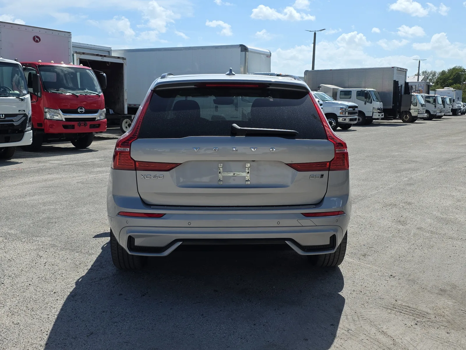 2024 Volvo XC60 Plus Dark Theme photo 6