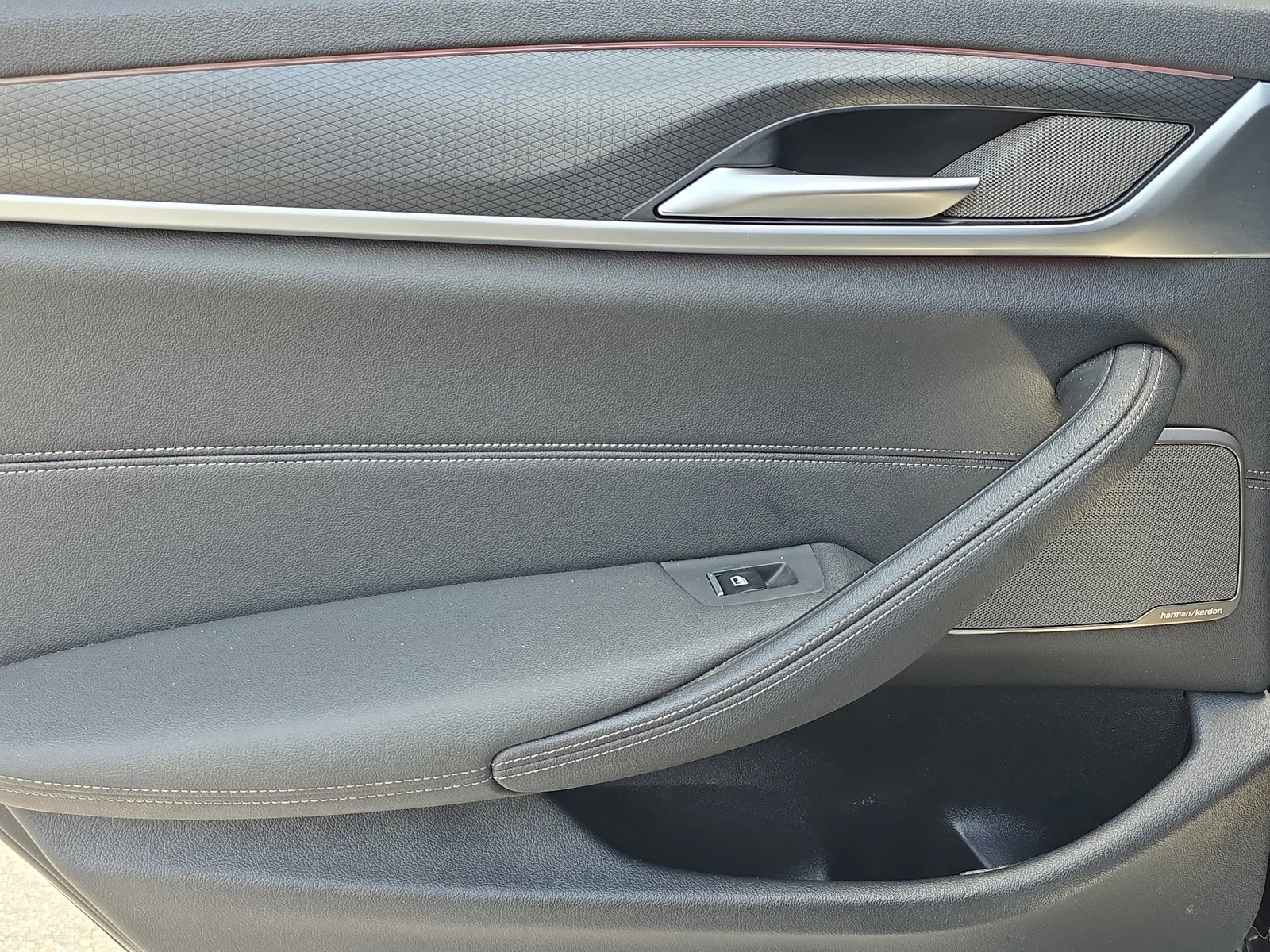 2023 BMW 5 Series 530i photo 12