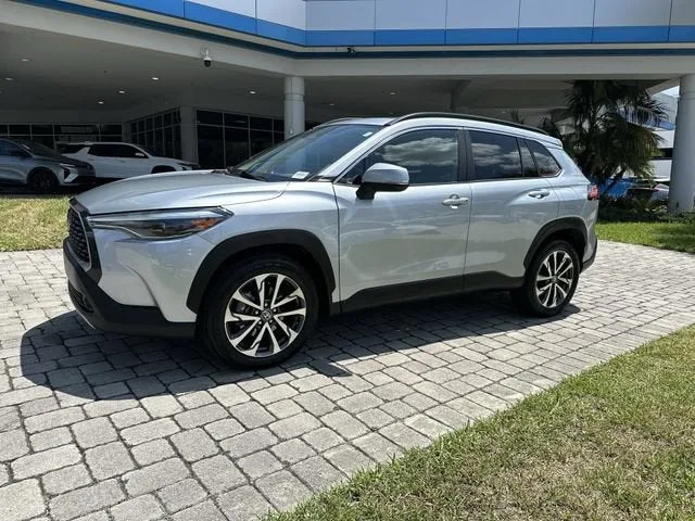 2023 Toyota Corolla Cross XLE photo 21