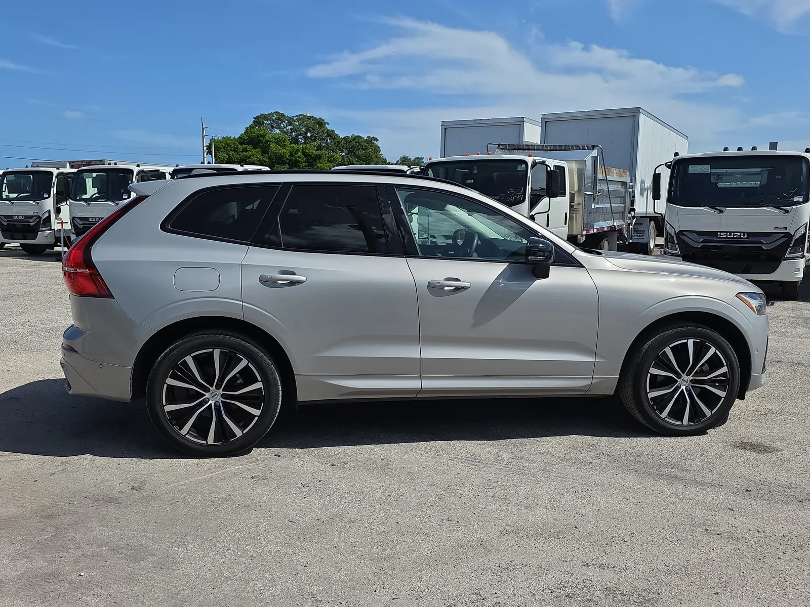 2024 Volvo XC60 Plus Dark Theme photo 8