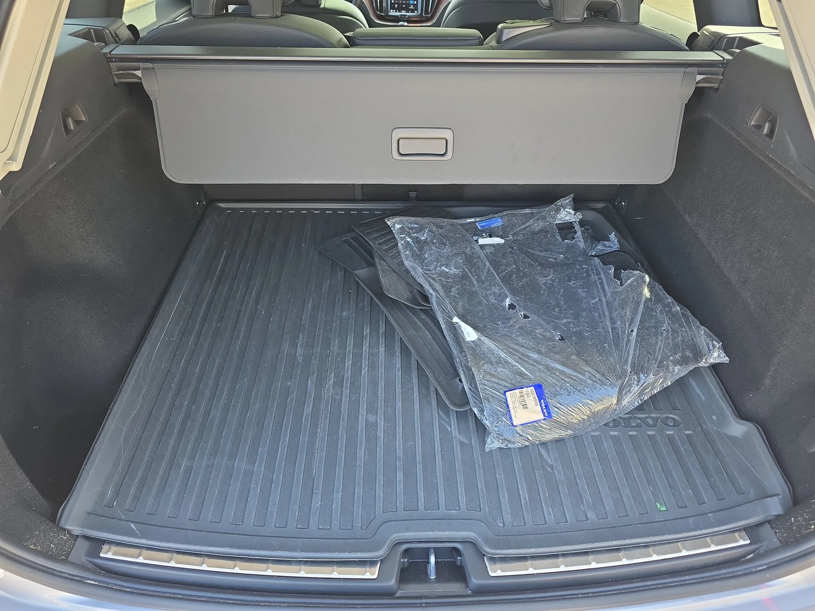 2024 Volvo XC60 Plus Dark Theme photo 12