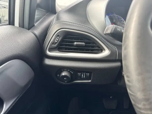 2024 Chrysler Pacifica Touring photo 8