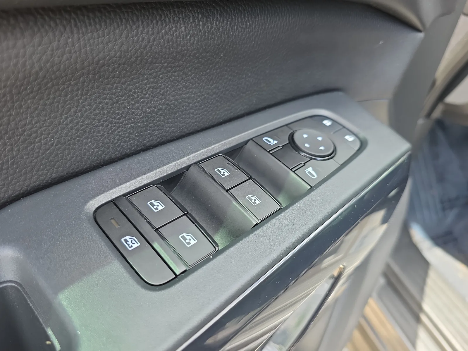 2024 Nissan Pathfinder S photo 23