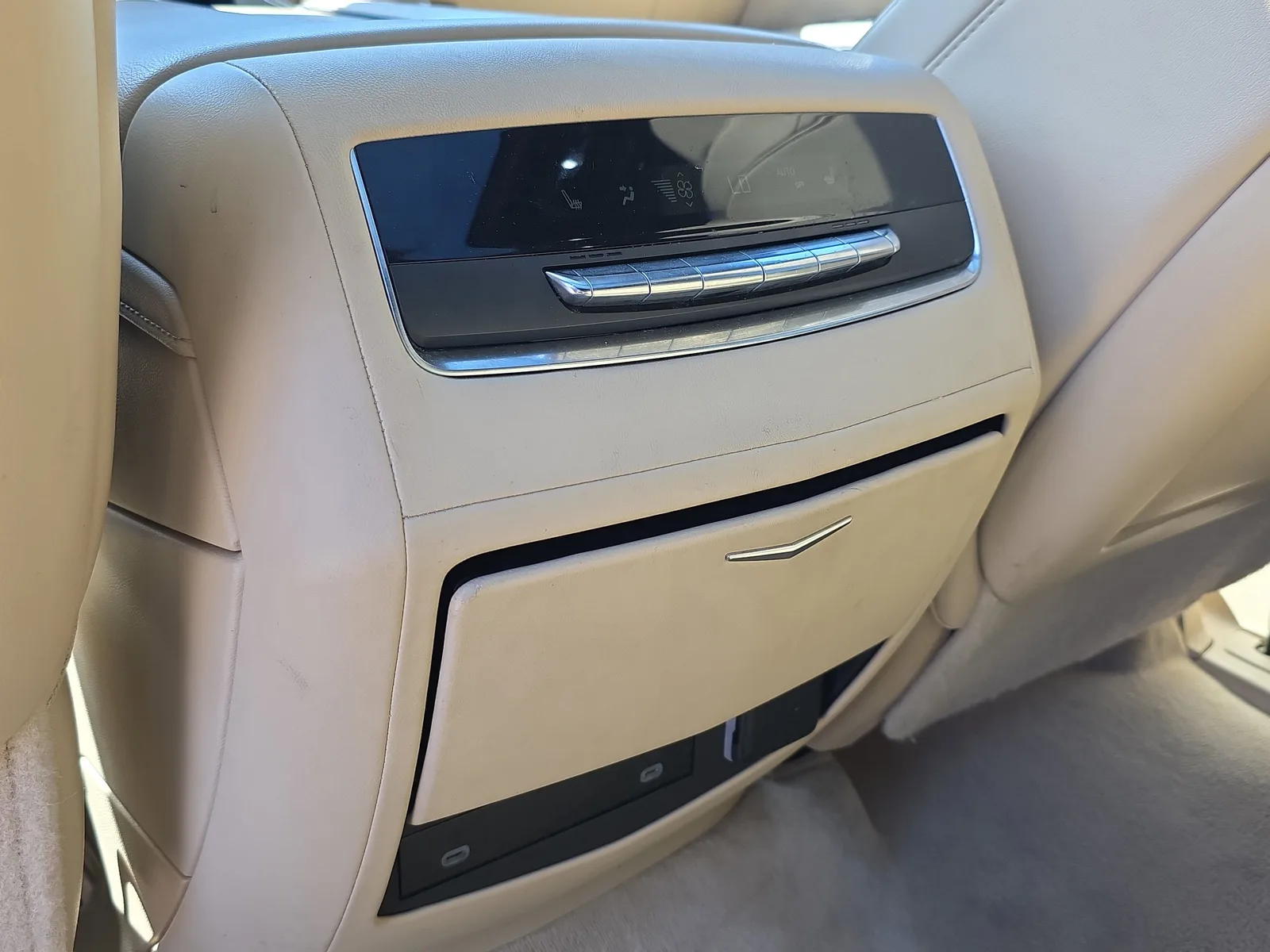 2023 Cadillac Escalade Premium Luxury photo 18