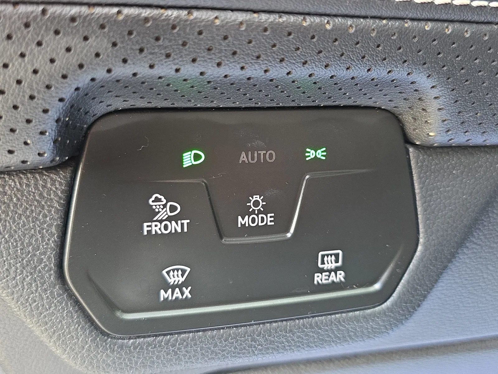 2024 Volkswagen Atlas 2.0T SE w/Technology photo 23