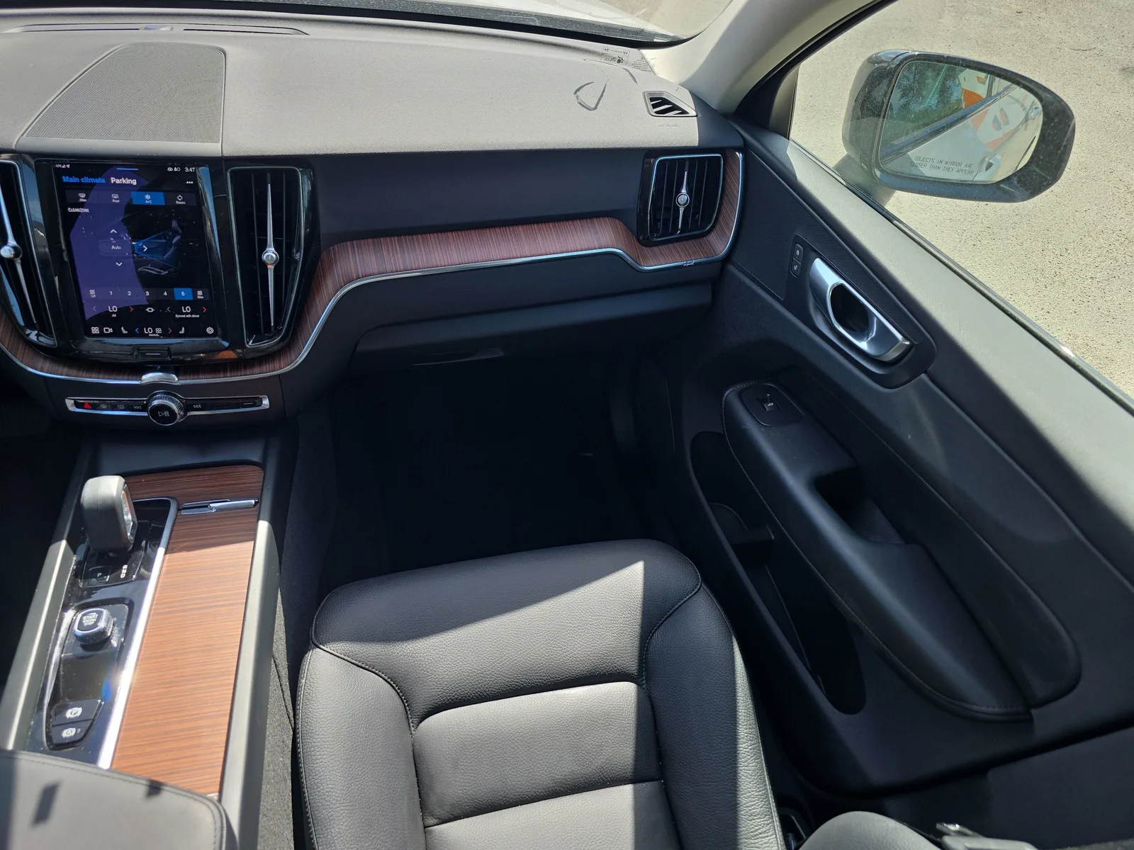 2024 Volvo XC60 Plus Dark Theme photo 20