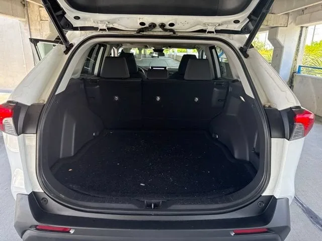 2023 Toyota RAV4 XLE photo 4