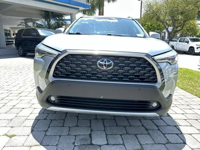 2023 Toyota Corolla Cross XLE photo 19