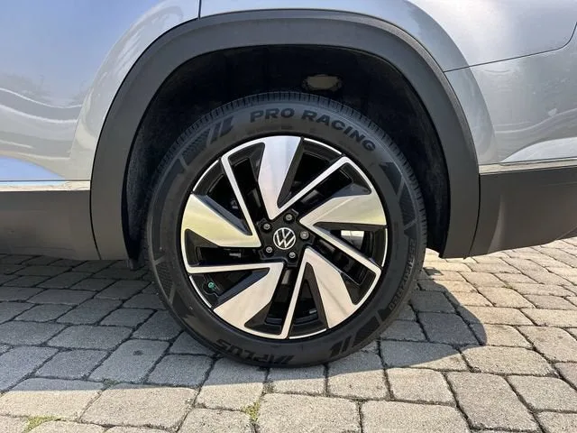 2024 Volkswagen Atlas 2.0T SEL photo 11