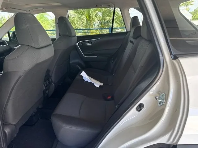 2023 Toyota RAV4 XLE photo 3