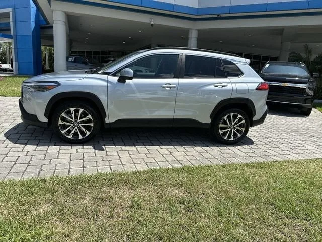 2023 Toyota Corolla Cross XLE photo 31