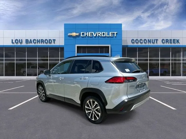 2023 Toyota Corolla Cross XLE photo 6