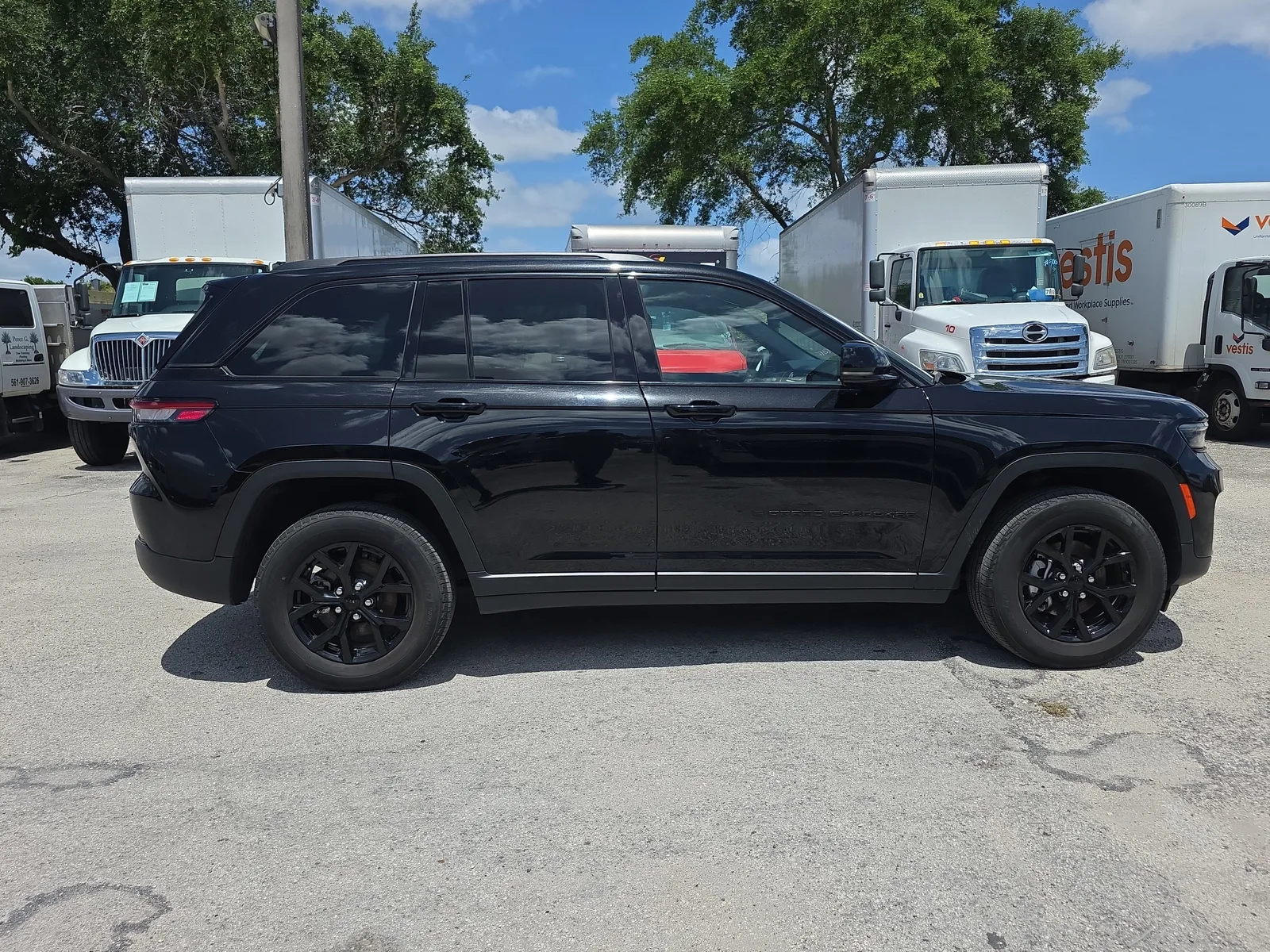 2024 Jeep Grand Cherokee Altitude photo 8