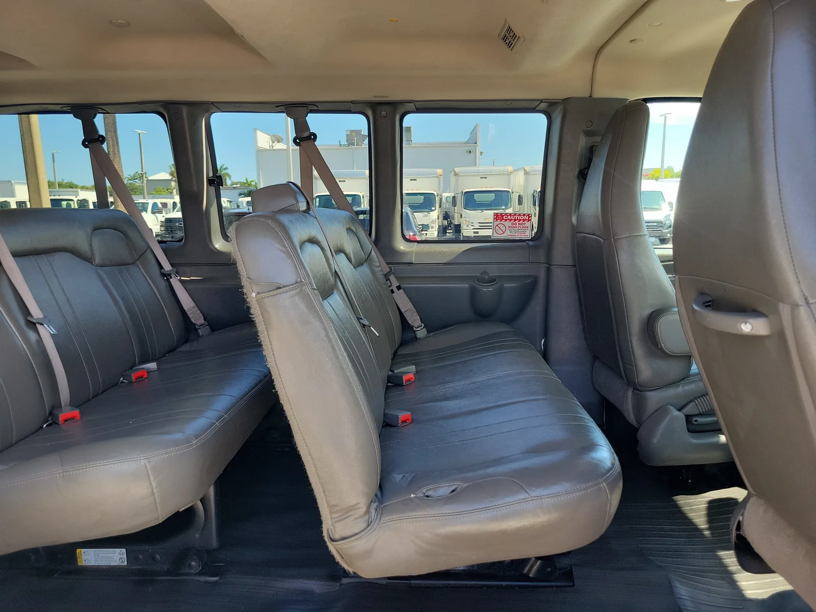 2023 Chevrolet Express Passenger 3500 1LS photo 10