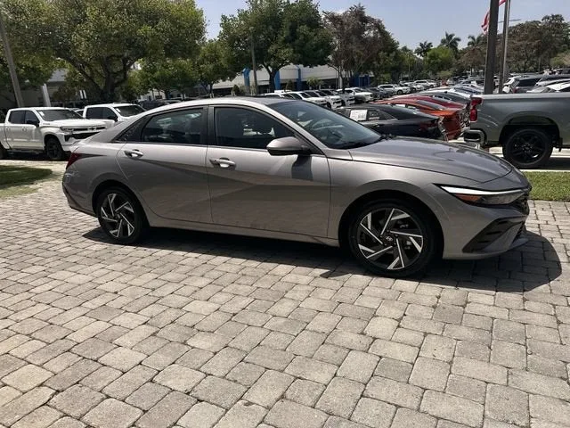 2025 Hyundai Elantra SEL Convenience photo 15
